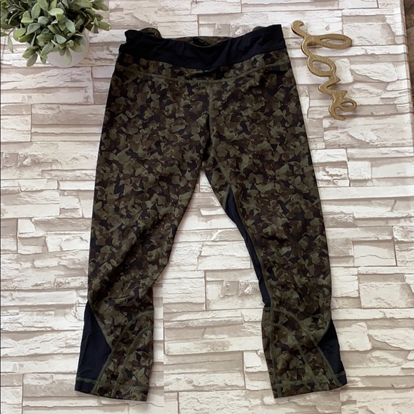 lululemon athletica Pants - Lululemon Inspire Crop Camo Leggings